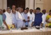 ಪಾರ್ಲಿಮೆಂಟಿನ ಒಳಗೆ ಮತ್ತು ಹೊರಗೆ ತಾವೆಲ್ಲರೂ ಪಕ್ಷಬೇಧ ಮರೆತು ರಾಜ್ಯದಪರ ಧ್ವನಿ ಎತ್ತಬೇಕಾಗಿ ರಾಜ್ಯದಿಂದ ಆಯ್ಕೆಯಾದ ಸಂಸದರ ಸಭೆಯಲ್ಲಿ ಸಿ.ಎಂ.ಸಿದ್ದರಾಮಯ್ಯನವರ ಮನವಿ