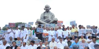 ರಾಜ್ಯಪಾಲರ ತಾರತಮ್ಯ ನೀತಿಯನ್ನು ಖಂಡಿಸಿ ಗಾಂಧಿ ಪ್ರತಿಮೆ ಬಳಿ ಪ್ರತಿಭಟನೆ