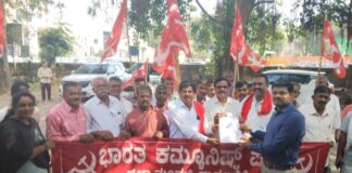 ಅದಾನಿ ಮೇಲಿನ ಲಂಚ ಪ್ರಕರಣ ಕುರಿತು ಜೆ ಪಿ ಸಿ ಮೂಲಕ ತನಿಖೆ ನಡೆಸಲು ಒತ್ತಾಯಿಸಿ ,ಹಿಂಸಾಚಾರ ಪ್ರಚೋದನೆ ತಡೆಗಟ್ಟಲು ಕೇಂದ್ರ ಸರ್ಕಾರಕ್ಕೆ ಸಿಪಿಐ ಒತ್ತಾಯಿಸಿ ಪ್ರತಿಭಟನೆ.