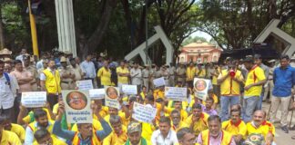 ಅಕ್ರಮ ಭೂ ಕಬಳಿಕೆಗೆ ಕಾರಣ ಎಂಬ ಆರೋಪ ಹೊತ್ತಿರುವ ತುಮಕೂರು ಡಿ.ಸಿ. ಯವರಿಗೆ ಸನ್ಮಾನಕ್ಕೆ ಅವಕಾಶ ಕೊಡದ ಪೊಲೀಸರ ವರ್ತನೆ ಖಂಡಿಸಿ ಕೆಆರ್ಎಸ್ ಪಕ್ಷದ ಕಾರ್ಯಕರ್ತರಿಂದ ಪ್ರತಿಭಟನೆ