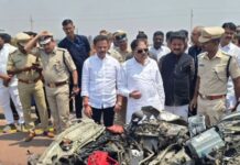 ರಸ್ತೆ ಅಪಘಾತದಲ್ಲಿ ಪೊಲೀಸ್ ಸಿಬ್ಬಂದಿಗಳಲ್ಲಿ ಮೂವರು ಮೃತಪಟ್ಟಿದ್ದು, ಇಬ್ಬರಿಗೆ ಗಂಭೀರ ಗಾಯ