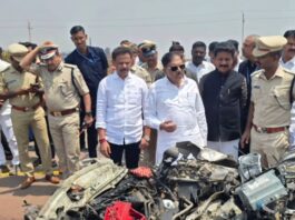 ರಸ್ತೆ ಅಪಘಾತದಲ್ಲಿ ಪೊಲೀಸ್ ಸಿಬ್ಬಂದಿಗಳಲ್ಲಿ ಮೂವರು ಮೃತಪಟ್ಟಿದ್ದು, ಇಬ್ಬರಿಗೆ ಗಂಭೀರ ಗಾಯ