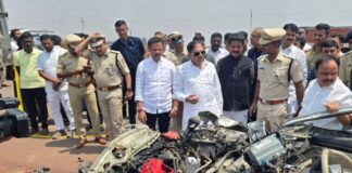 ರಸ್ತೆ ಅಪಘಾತದಲ್ಲಿ ಪೊಲೀಸ್ ಸಿಬ್ಬಂದಿಗಳಲ್ಲಿ ಮೂವರು ಮೃತಪಟ್ಟಿದ್ದು, ಇಬ್ಬರಿಗೆ ಗಂಭೀರ ಗಾಯ