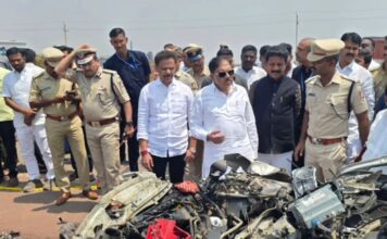 ರಸ್ತೆ ಅಪಘಾತದಲ್ಲಿ ಪೊಲೀಸ್ ಸಿಬ್ಬಂದಿಗಳಲ್ಲಿ ಮೂವರು ಮೃತಪಟ್ಟಿದ್ದು, ಇಬ್ಬರಿಗೆ ಗಂಭೀರ ಗಾಯ