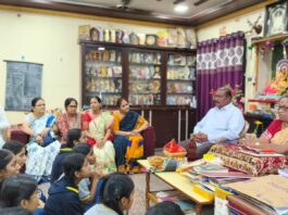 “ಹಿರಿಯ ಸಾಹಿತಿ ಡಾಕ್ಟರ್ ಸರಸ್ವತಿ ಚಿಮ್ಮಲಗಿ”ಯರ ಆದರ್ಶ ವ್ಯಕ್ತಿತ್ವ, ಸತತ ಪ್ರಯತ್ನ, ನಿರಂತರ ಓದು ಸಾಧಿಸುವ ಛಲ ಎಲ್ಲವೂ ಮಕ್ಕಳಿಗೆ ದಾರಿದೀಪವಾಗಲೆಂಬ ಸದಾಶಹೊತ್ತು. ಶಾಲಾ ಮಕ್ಕಳನ್ನು ಕರೆದೊಯ್ದು ಪರಿಚಯಿಸಲಾಯಿತು.