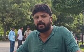 ಜೆಡಿಎಸ್ ಮತ್ತು ಬಿಜೆಪಿ ಕಾರ್ಯಕರ್ತರು ಪ್ರದೀಪ್ ಈಶ್ವರ್ ಅವರಿಗೆ ಹೊಡೆಯಲೆಂದೇ ಬಂದಿದ್ದರು ಮತ್ತು ವೇದಿಕೆ ಮೇಲಿದ್ದ ಪ್ರದೀಪ್ ಈಶ್ವರ್ ಅವರನ್ನು ಕೆಟ್ಟ ಪದಗಳಿಂದ ನಿಂದಿಸಿದ್ದರು.