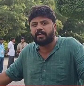 ಜೆಡಿಎಸ್ ಮತ್ತು ಬಿಜೆಪಿ ಕಾರ್ಯಕರ್ತರು ಪ್ರದೀಪ್ ಈಶ್ವರ್ ಅವರಿಗೆ ಹೊಡೆಯಲೆಂದೇ ಬಂದಿದ್ದರು ಮತ್ತು ವೇದಿಕೆ ಮೇಲಿದ್ದ ಪ್ರದೀಪ್ ಈಶ್ವರ್ ಅವರನ್ನು ಕೆಟ್ಟ ಪದಗಳಿಂದ ನಿಂದಿಸಿದ್ದರು.