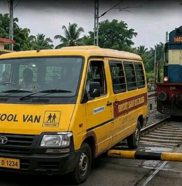 ರೈಲ್ವೆ ಲೆವೆಲ್ ಕ್ರಾಸಿಂಗ್ ದಾಟುತ್ತಿದ್ದ ವೇಳೆ ಶಾಲಾ ಮಕ್ಕಳ ಪ್ರಾಣ ಉಳಿಸಿದ ಲಚ್ಯಾಣ ಗ್ರಾಮಸ್ಥರ