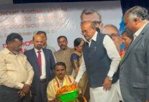 “ಕರ್ಪೂರಿ ಠಾಕೂರ್ ಹಾಗೂ ವಿ.ಪಿ. ಸಿಂಗ್ ಪ್ರಶಸ್ತಿ ಪುರಸ್ಕೃತರಿಗೆ ಅಭಿನಂದನೆ ಸಲ್ಲಿಸಿದ ಮಾಜಿ ಸಚಿವ ಹೆಚ್ ಎಂ.ರೇವಣ್ಣ.