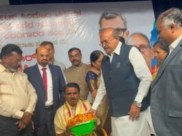 “ಕರ್ಪೂರಿ ಠಾಕೂರ್ ಹಾಗೂ ವಿ.ಪಿ. ಸಿಂಗ್ ಪ್ರಶಸ್ತಿ ಪುರಸ್ಕೃತರಿಗೆ ಅಭಿನಂದನೆ ಸಲ್ಲಿಸಿದ ಮಾಜಿ ಸಚಿವ ಹೆಚ್ ಎಂ.ರೇವಣ್ಣ.