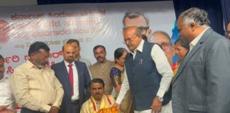 “ಕರ್ಪೂರಿ ಠಾಕೂರ್ ಹಾಗೂ ವಿ.ಪಿ. ಸಿಂಗ್ ಪ್ರಶಸ್ತಿ ಪುರಸ್ಕೃತರಿಗೆ ಅಭಿನಂದನೆ ಸಲ್ಲಿಸಿದ ಮಾಜಿ ಸಚಿವ ಹೆಚ್ ಎಂ.ರೇವಣ್ಣ.