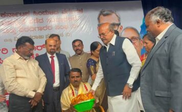 “ಕರ್ಪೂರಿ ಠಾಕೂರ್ ಹಾಗೂ ವಿ.ಪಿ. ಸಿಂಗ್ ಪ್ರಶಸ್ತಿ ಪುರಸ್ಕೃತರಿಗೆ ಅಭಿನಂದನೆ ಸಲ್ಲಿಸಿದ ಮಾಜಿ ಸಚಿವ ಹೆಚ್ ಎಂ.ರೇವಣ್ಣ.