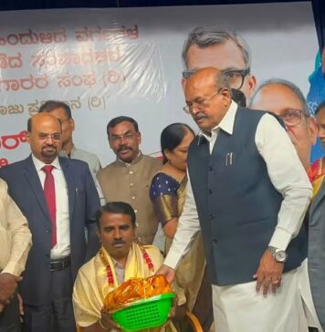 “ಕರ್ಪೂರಿ ಠಾಕೂರ್ ಹಾಗೂ ವಿ.ಪಿ. ಸಿಂಗ್ ಪ್ರಶಸ್ತಿ ಪುರಸ್ಕೃತರಿಗೆ ಅಭಿನಂದನೆ ಸಲ್ಲಿಸಿದ ಮಾಜಿ ಸಚಿವ ಹೆಚ್ ಎಂ.ರೇವಣ್ಣ.